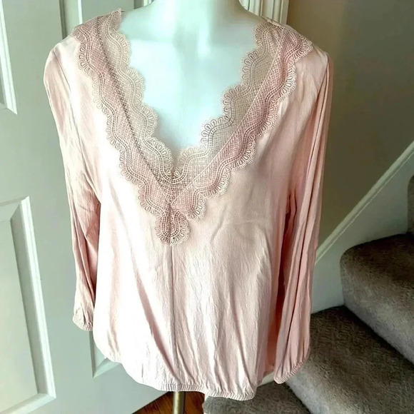 NWOT Size L Blush top with Lace chest accent from Express - Picture 1 of 7